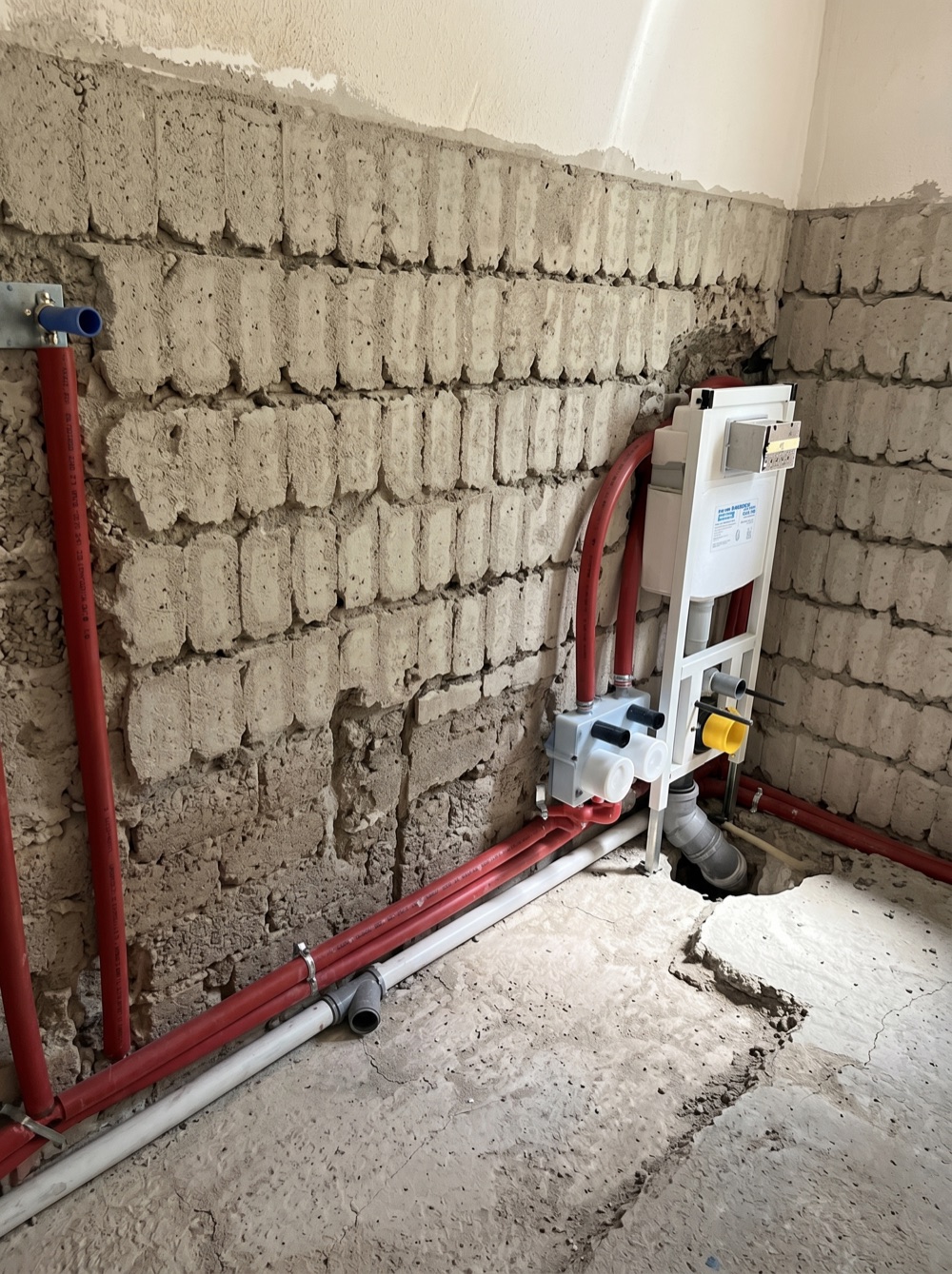 Rohinstallation Sanitär, freigelegte Leitungen