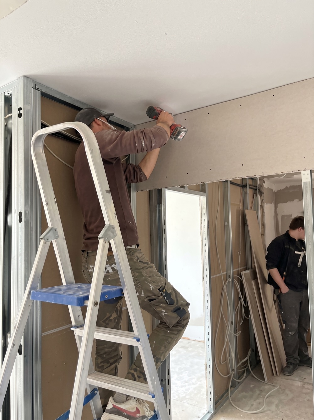 Handwerker beim Trockenbau an der Decke