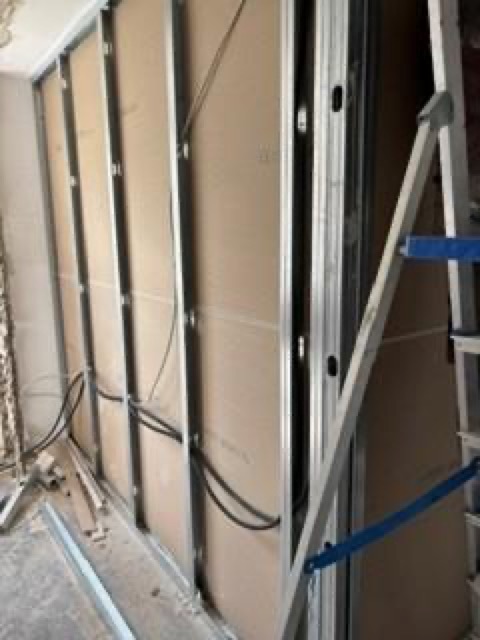Ständerwerk und neue Trockenbauwand mit Verkabelung